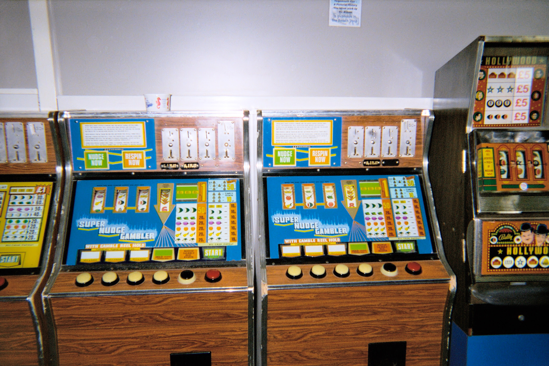 Old_fruit_machines_in_Teignmouth_10-08-06